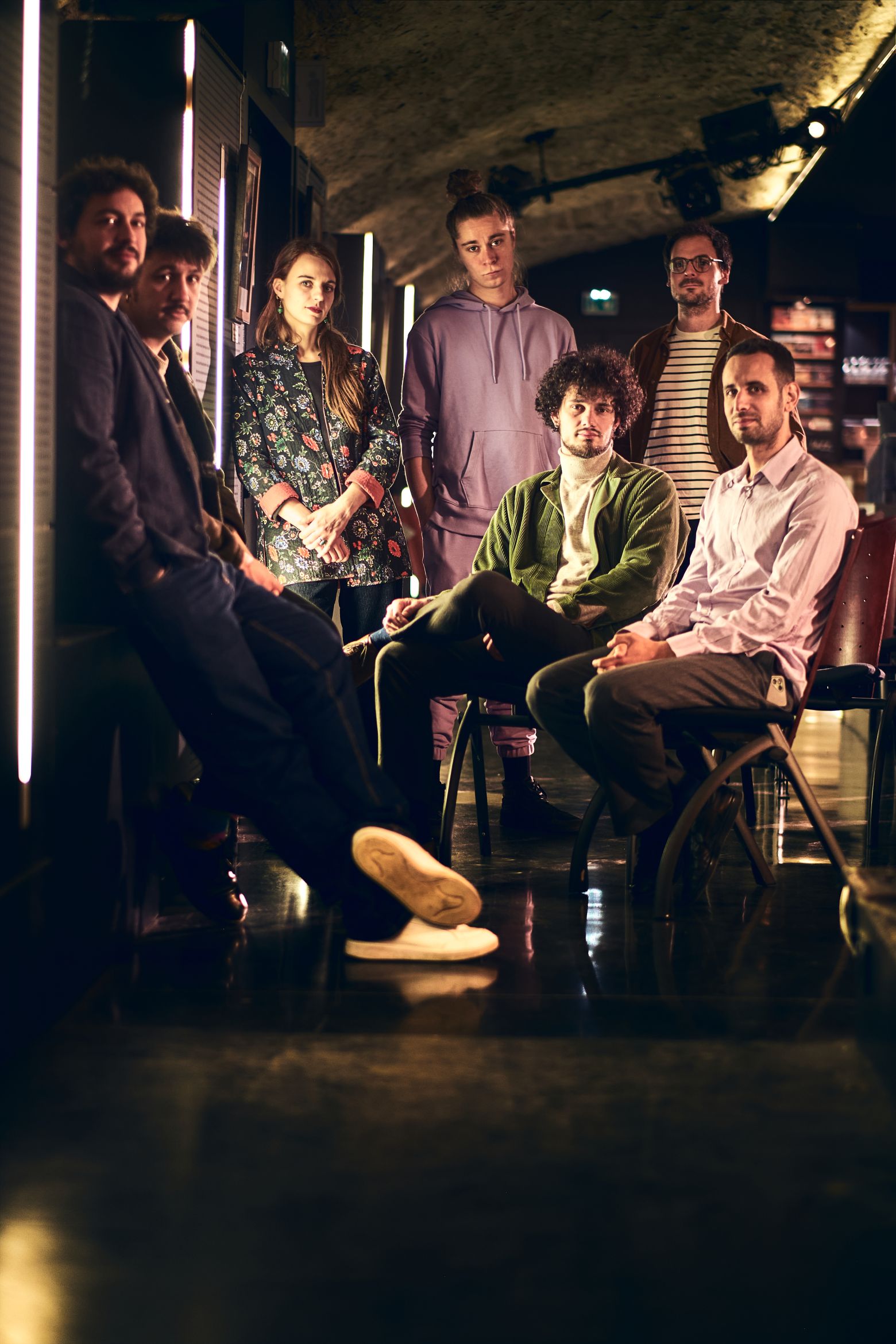 Les sept musiciens, 6 hommes et 1 femme posent dans la cave du Crescent